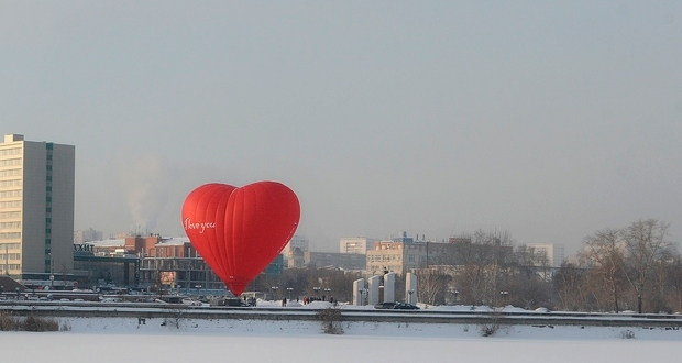 Над Челябинском поднялась гигантская валентинка|Дети в городе