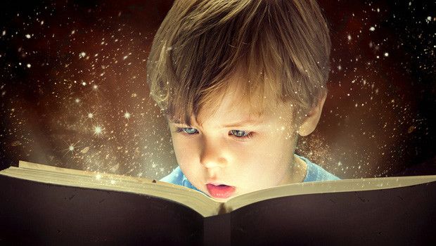 Ребенок читает сказки