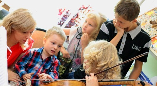 Малыши сыграли на скрипке и виолончели | Дети в городе