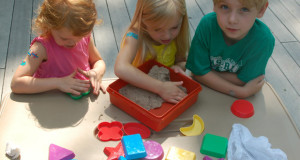 Дети играют с кинетическим песком