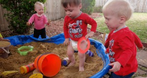 Играем с детьми в песочнице