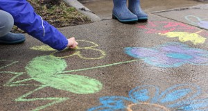 Игры с ребенком на улице - рисуем мелками