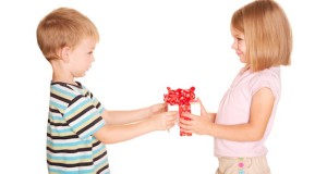 Как правильно выбрать подарок ребенку на День Рождения