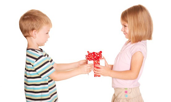 Как правильно выбрать подарок ребенку на День Рождения
