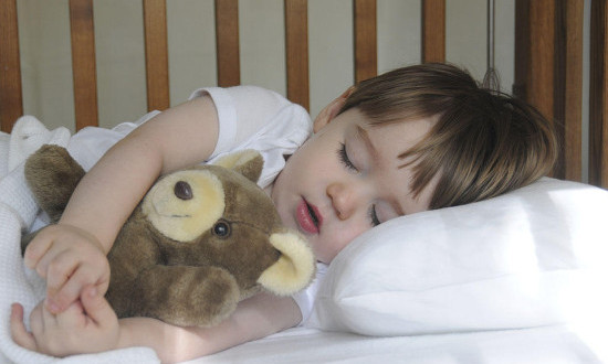 Как правильно укладывать детей спать